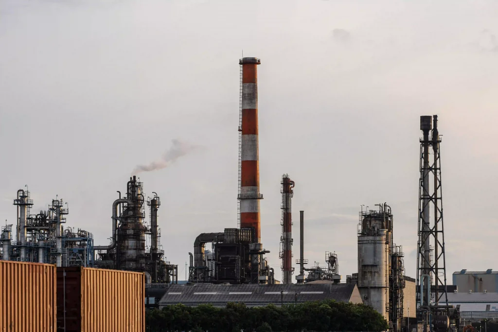 1-environmental-pollution-industry-exterior-daylight