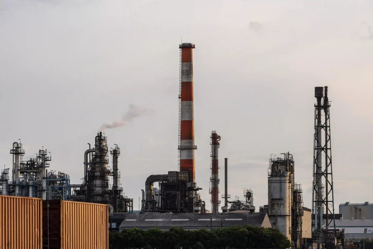 1-environmental-pollution-industry-exterior-daylight