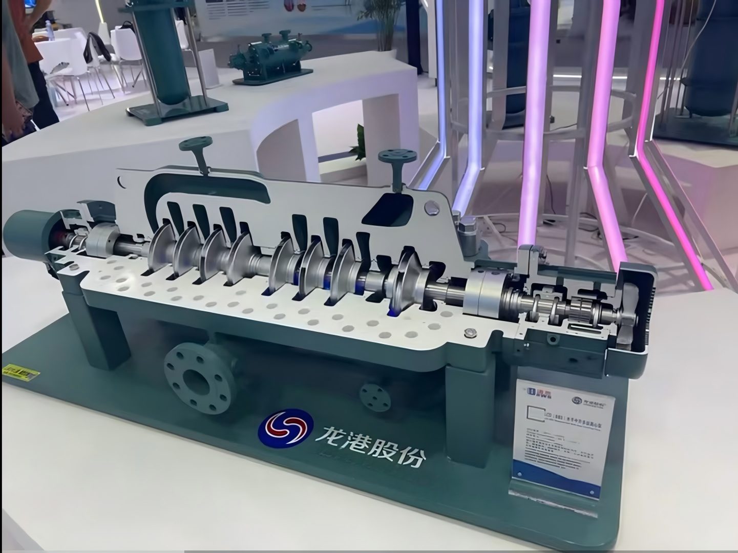 The LCD series from Longgang Pump represents the API 610 BB3 structure.